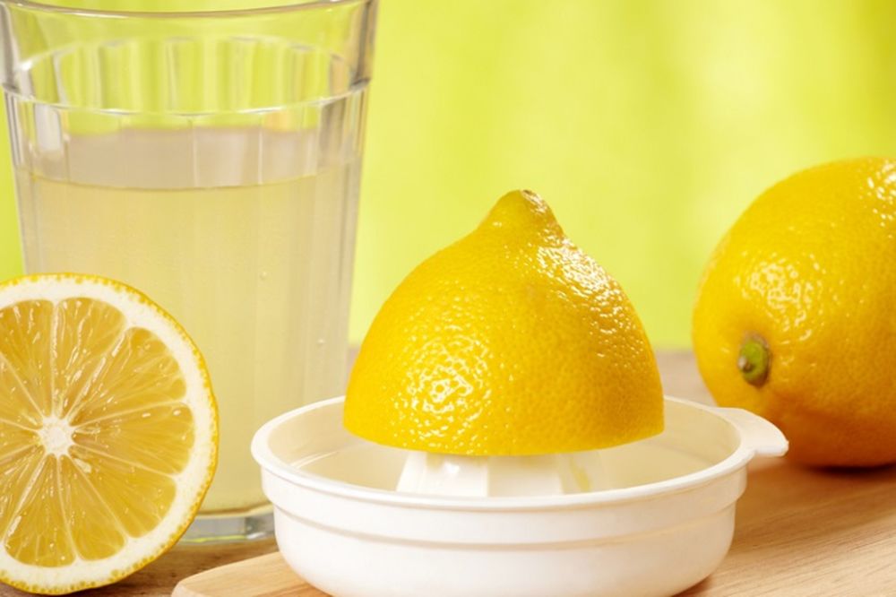 Pijete vodu sa limunom? 2 neželjene pojave najzdravijeg napitka na svetu (GIF)