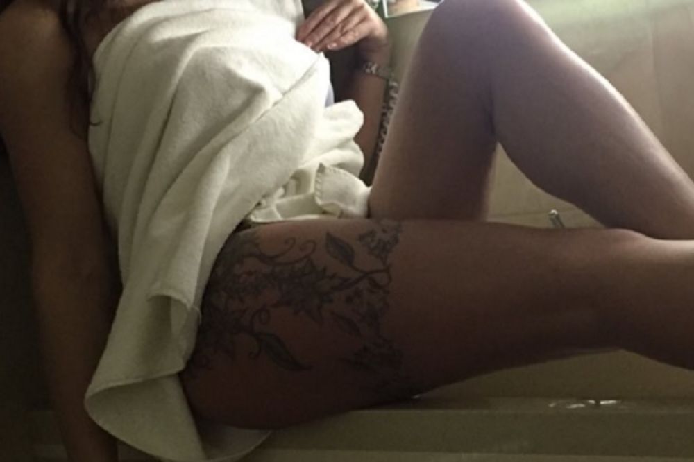 Najgzodnija baba na estradi nabacila novu tetovažu i to na posebnom mestu! (FOTO)