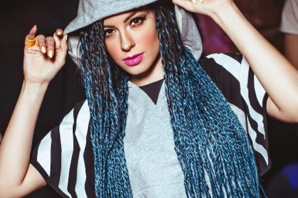 Toplo, vruće, Sara Jo! Pevačica se skinula i pokazala obline! (FOTO)