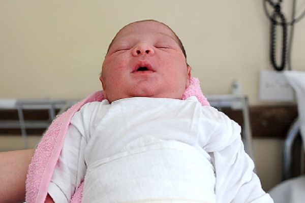 Odbojkašica se porodila usred utakmice, ostavila bebu u žbunu i vratila se na meč!