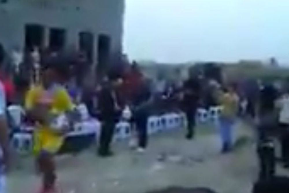 Razneo se bombom nasred terena: Pobio preko 30 ljudi na fudbalskoj utakmici! (UZNEMIRIJUĆI VIDEO)