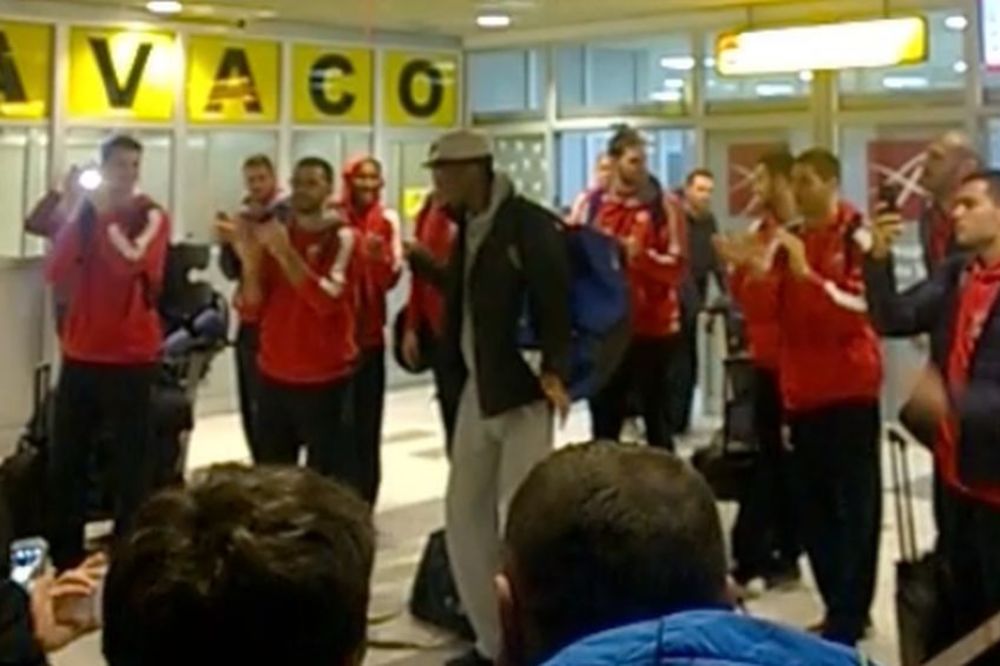 Delije iznenadile košarkaše Zvezde na aerodromu: Miler plesao uz navijačke pesme! (VIDEO)