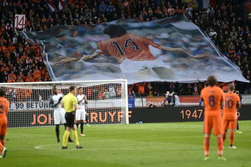 Stadion je zanemeo u 14. minutu: Holanđani i Francuzi igrali u čast velikog Krojfa! (VIDEO)