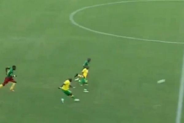 Kandidat za Puškaš nagradu: Lob sa više od pola terena u klasiku afričkog fudbala! (VIDEO)