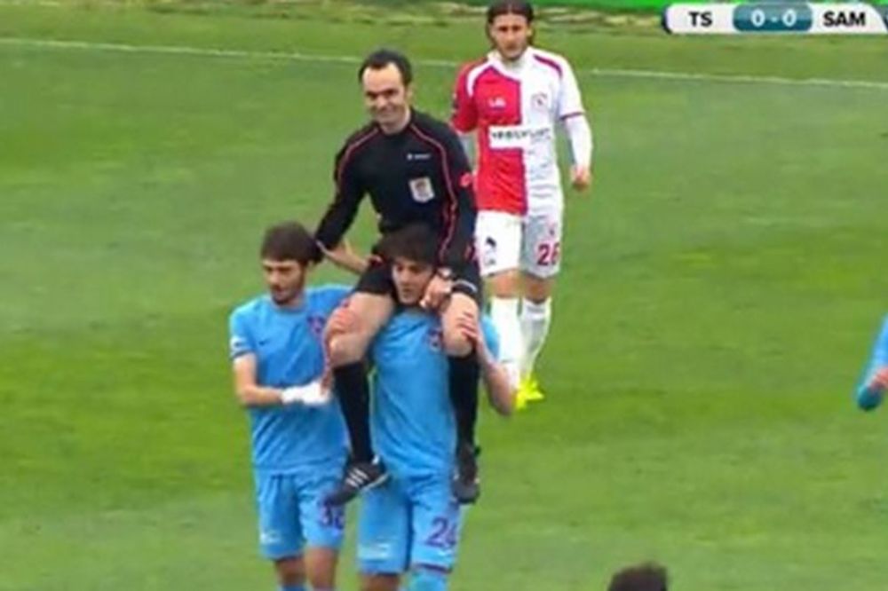 Prvo je ranije sudiji pokazao crveni karton, ali sada je načinio gest koji je oduševio javnost! (FOTO)