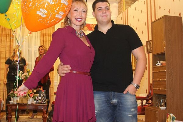 Mamin mangup! Pogledajte šta je Brena kupila svom mezimcu za 18. rođendan! (FOTO)