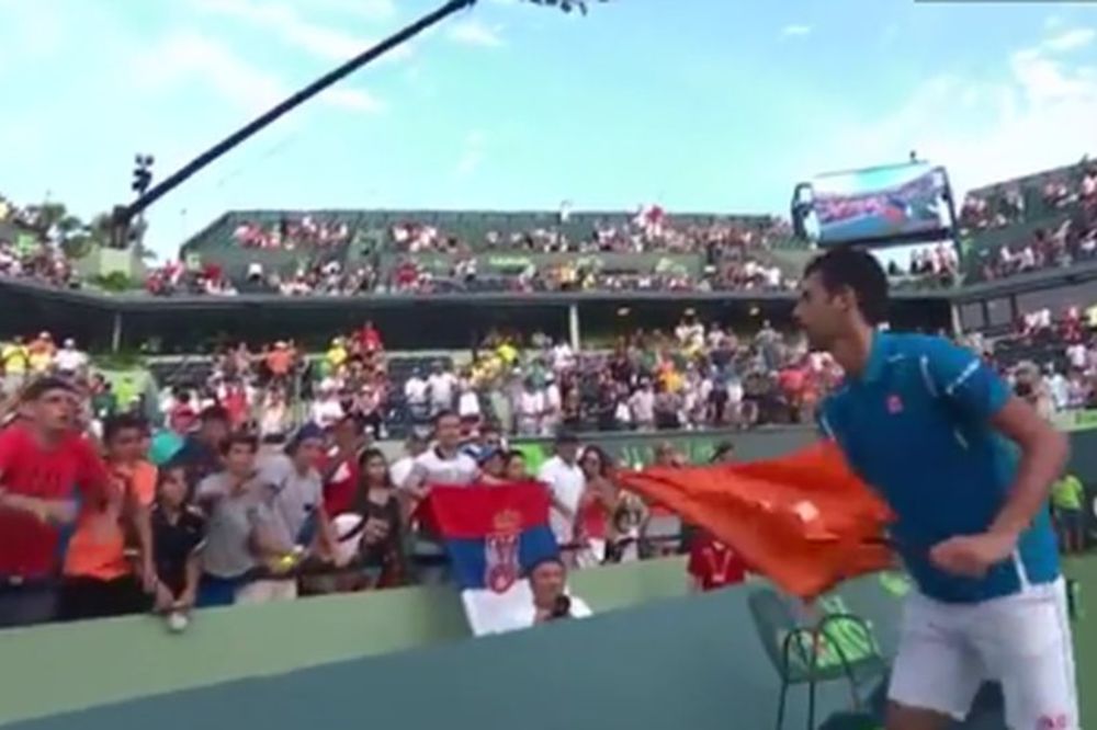 Novak krenuo suncobranom na navijače, a onda je usledila ispala! (VIDEO)