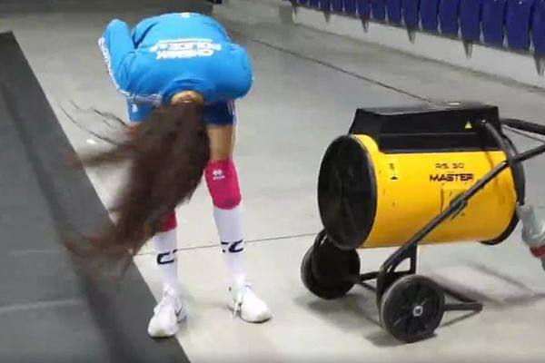 Prelepa srpska odbojkašica je pronašla super foru kako da na brzinu osuši dugu kosu! (FOTO)