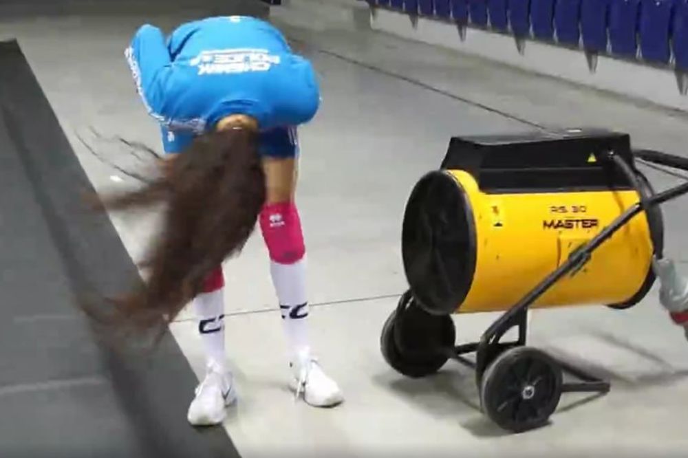 Prelepa srpska odbojkašica je pronašla super foru kako da na brzinu osuši dugu kosu! (FOTO)