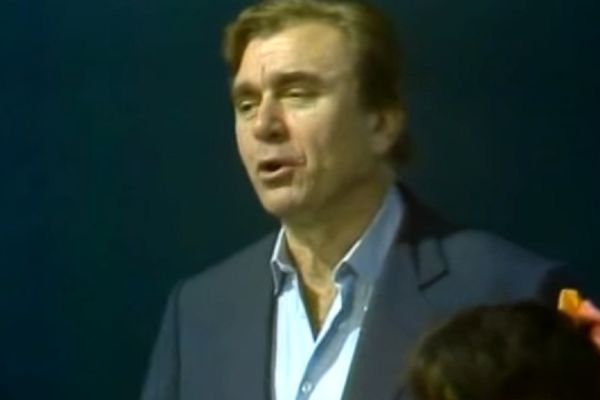 Svi treba da znaju šta drugarstvo znači! Glumac koji ovo peva rođen je na današnji dan! (VIDEO)