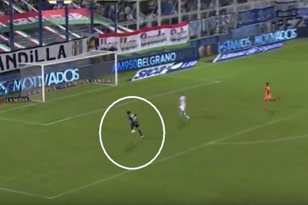 Pred njim je bio prazan gol: Na kraju mu se smejao čitav stadion i to ne zbog promašaja! (VIDEO)