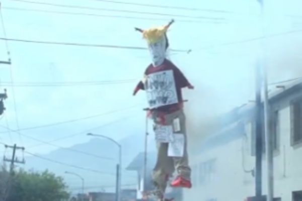 Morbidno slavlje: Svečano spalili Donalda Trampa za Uskrs! (VIDEO)