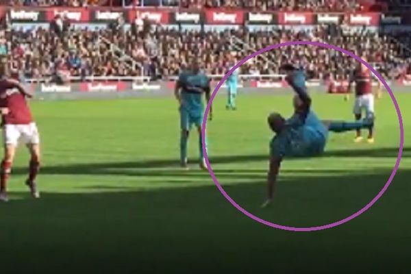 Nekadašnji reprezentativac Engleske bacio Ostrvo na kolena spektakularnim makazicama! (VIDEO)