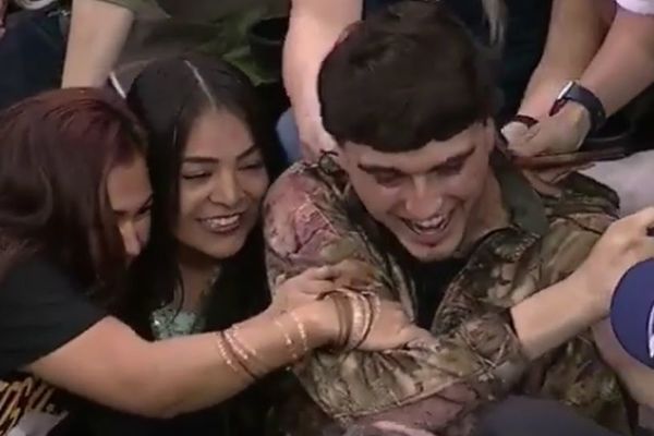 Kobi je bacio momku rukav, a onda su žene počele da se čerupaju! (VIDEO)