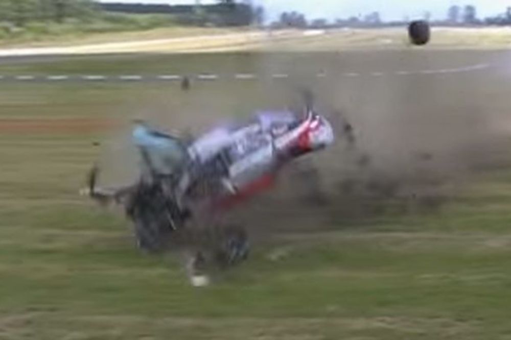 Sećate se udesa Fernanda Alonsa na startu sezone F1? E pa, to je smešno za ovaj haos! (VIDEO)