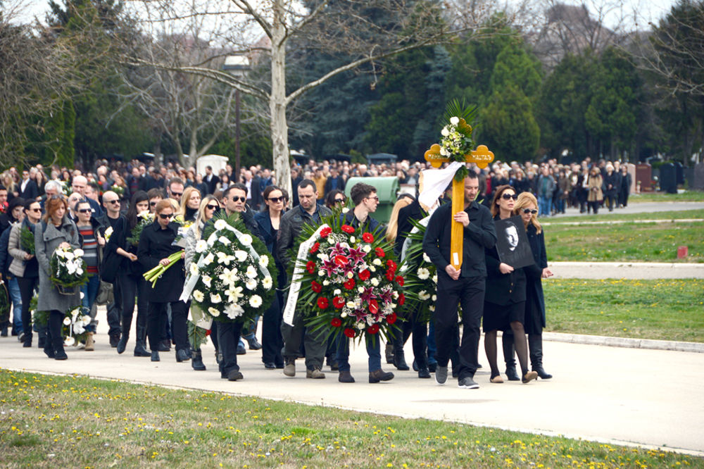 Sahranjen Marinko Madžgalj! Grobljem odzvanjali majčini krici: Maki, Maki... Ne mogu ja to! (FOTO) (VIDEO)