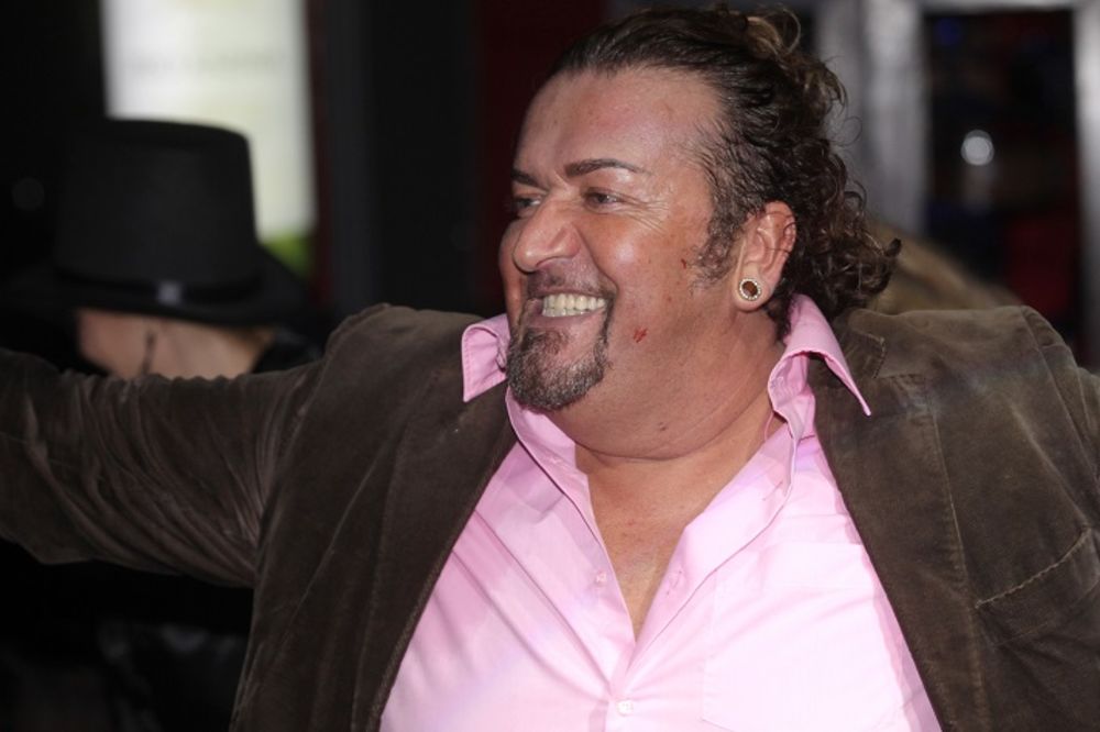 Maca seo go na WC šolju i poslao upečatljivu poruku! (FOTO)