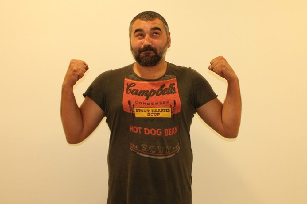 Podivljao je! Miki Đuričić vitlao košnicom punom pčela po autobuskoj stanici! (FOTO)