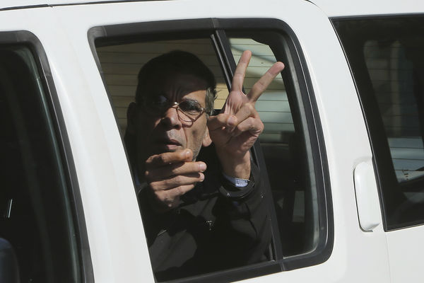 Da li je ovo najludji selfi ikad? Britanac nasmejan pored otmičara aviona!? (FOTO)