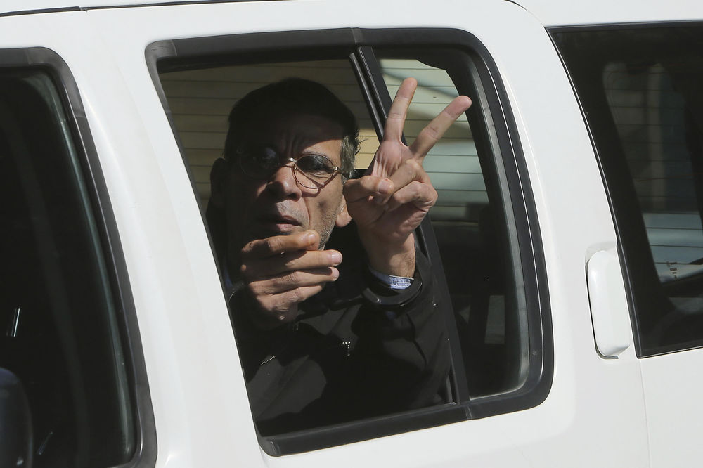 Da li je ovo najludji selfi ikad? Britanac nasmejan pored otmičara aviona!? (FOTO)