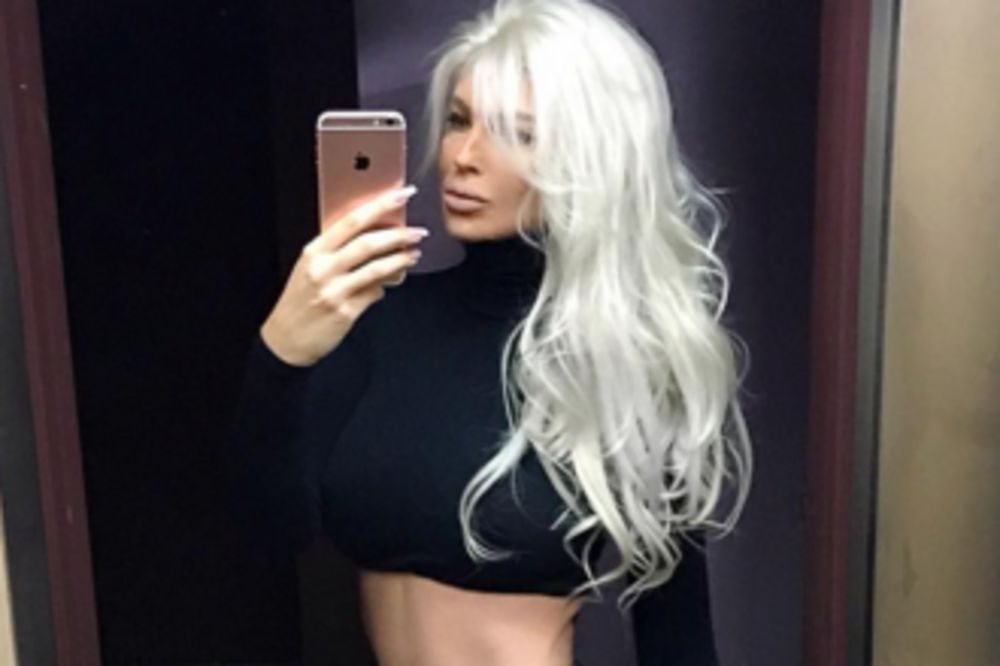 Grudi ili trbušnjaci? JK pokazala oba, vi procenite šta je bolje! (FOTO)