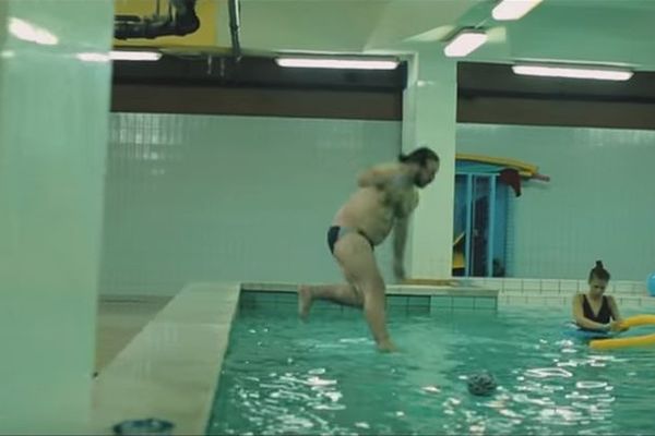 Nežni Dalibor ovog puta peva o izgubljenim vikendima i hej, super je pesma! (VIDEO)