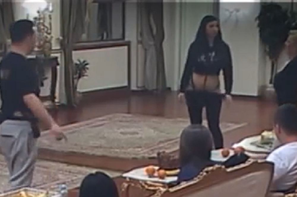 Razmeće se zadnjicom uživo! Anamarija polugola paradirala po vili Parova! (FOTO) (VIDEO)