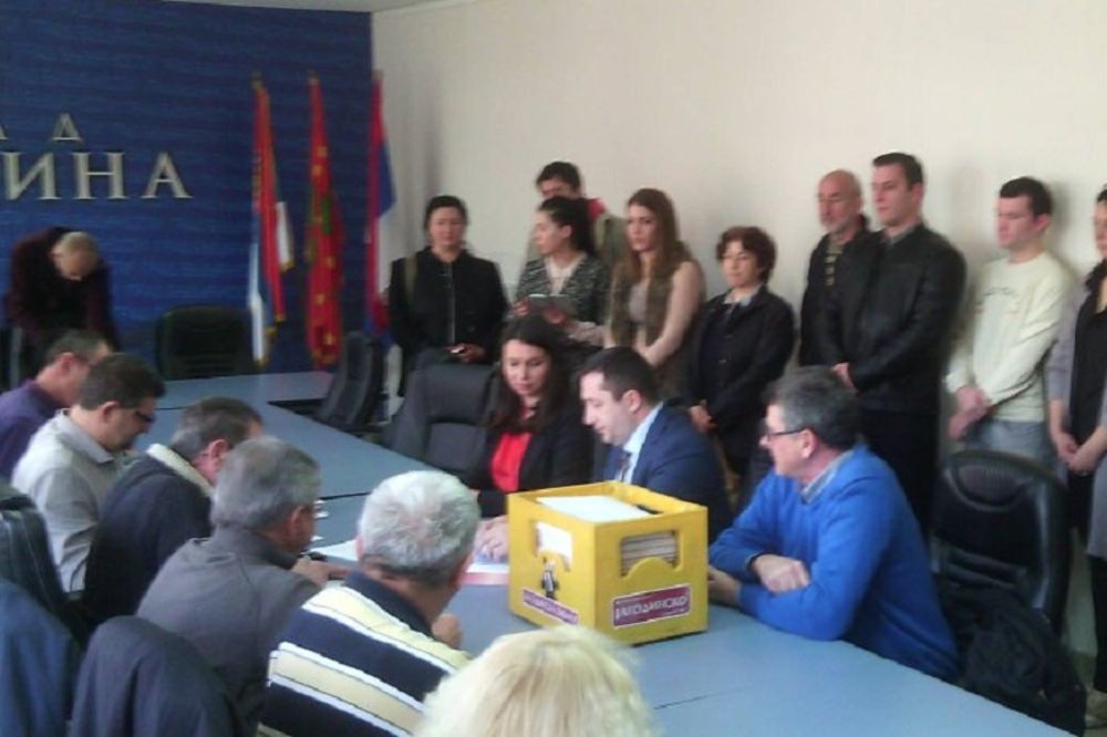 A za drugove članove - gajba Jagodinskog! Šta je to LDP doneo izbornoj komisiji? (FOTO)