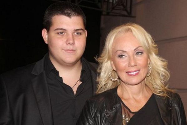 Ovako se Viktor provodi na žurci: Muzika je odlična, uz svaku pesmu ću se proveseliti! (FOTO)