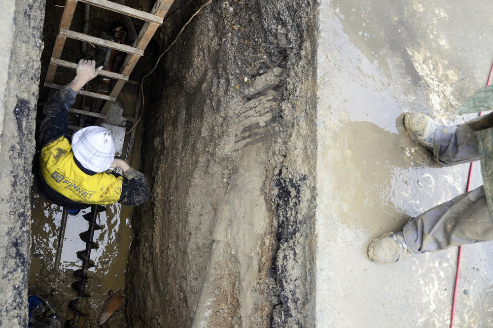 Užas u Kaluđerici: Zbog probušene cevi građani pili vodu sa fekalijama?!
