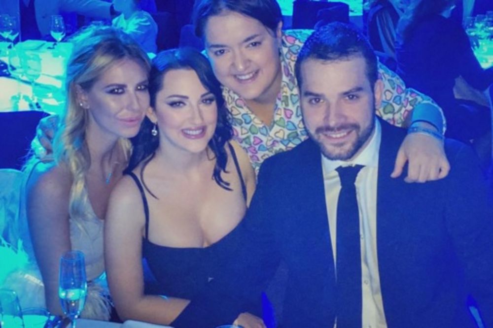 Dirljiv snimak o kome bruji čitav net: Marija Šerifović zapevala na rođendanu Breninog sina! (VIDEO)