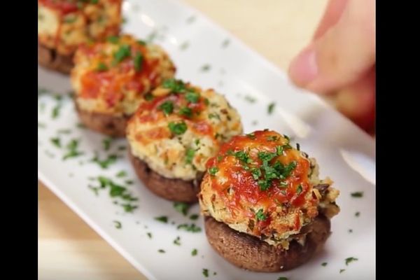 Obožavaćete ih: Aromatične korpice sa belim lukom, peršunom i mocarelom (RECEPT) (VIDEO)