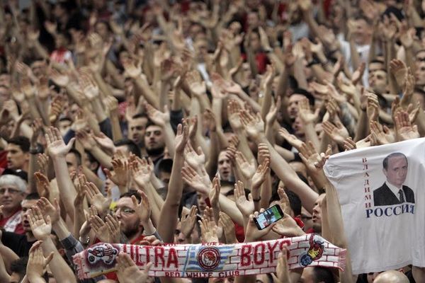 Magija u Areni: Navijač pogodio trojku bez gledanja iz prvog pokušaja! (VIDEO)