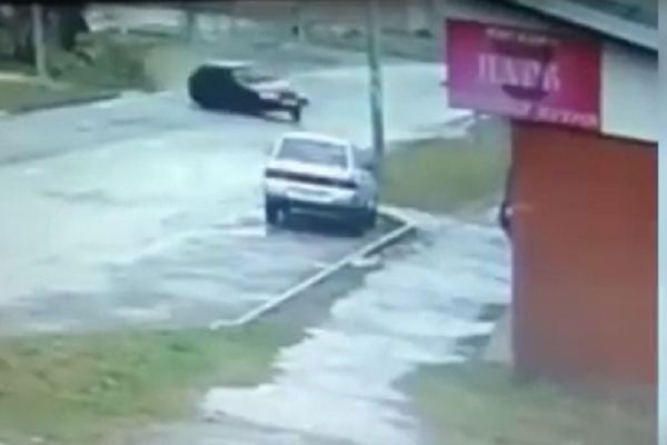 Za dlaku sinko: Niko ne zna kako su preživeli ovu bizarnu nesreću (VIDEO) (GIF)