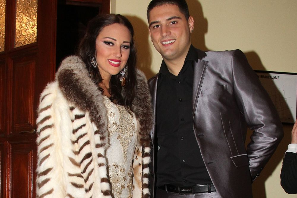 Aleksandri ispred nosa: Perućica na rođendanu Viktora otkrio svoju novu devojku! (FOTO)