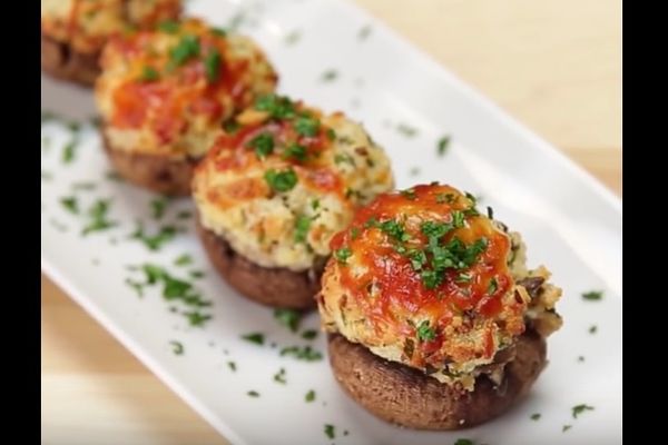 Savršeno uživanje: Pečurke punjene parmezanom sa aromom belog luka (RECEPT) (VIDEO)