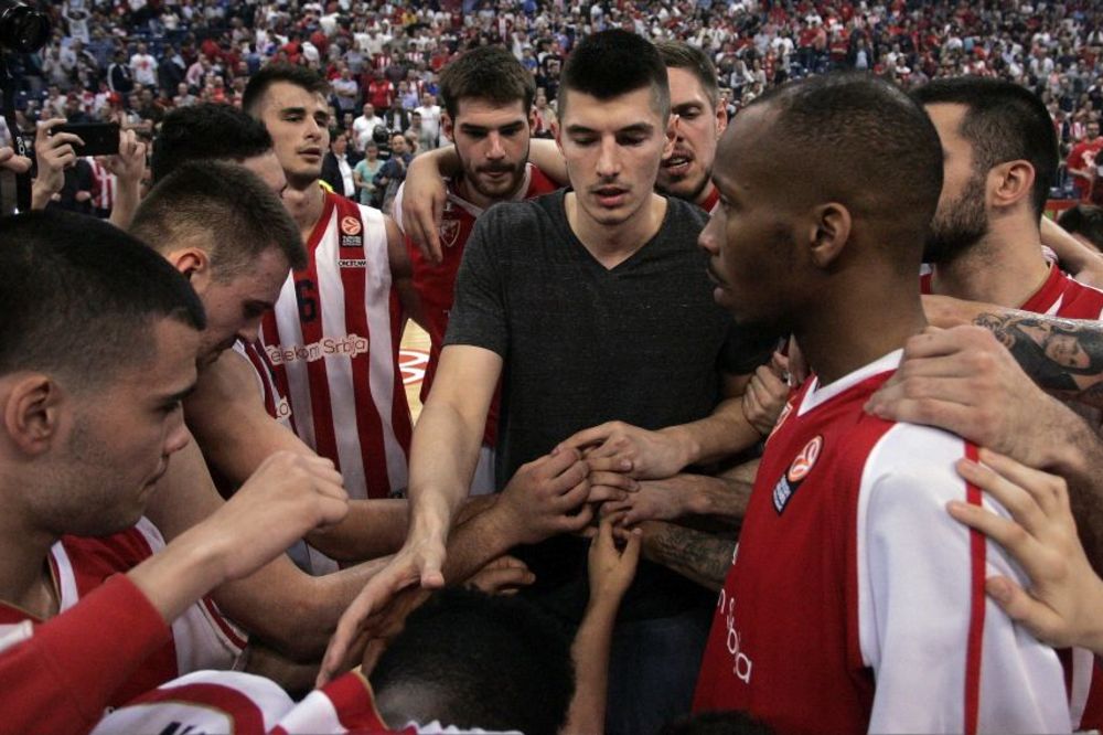 Mileru je mnogo teško pao poraz, ali tu je bio Mitrović da jakim govorom digne moral ekipi! (VIDEO)