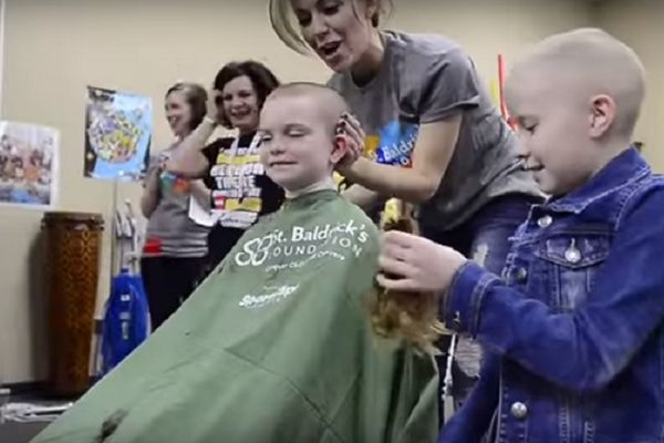 S 9 je saznala da ima rak. Ono što su njene drugarice učinile za nju rasplakalo je celu planetu (VIDEO)