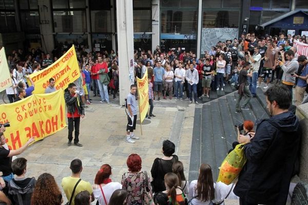 Studenti blokirali Rektorat: Sufinansiranje je diskriminacija omladine! (FOTO)