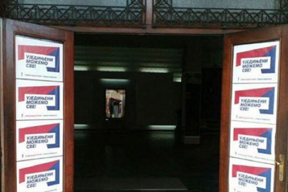 Naprednjaci bez trunke morala: Predizborne plakate lepe i po pozorištu! (FOTO)