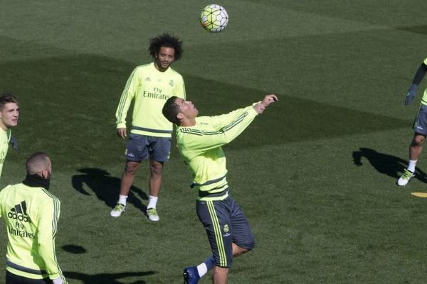 Ronaldo spremio trikove za igrače Barselone! (VIDEO)