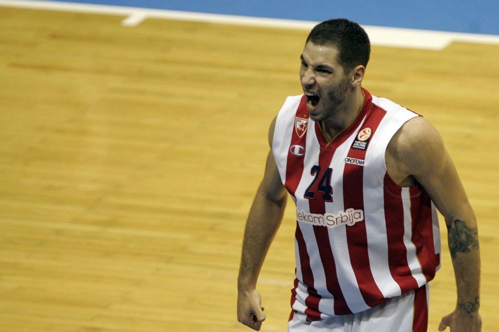 Jović nema pojma šta se desilo: Zvezdinom pleju se porađala žena dok je Fener igrao! (FOTO)