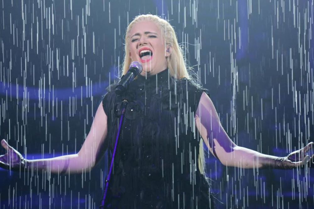 Prošle godine jedva je preživela! Danas ova pevačica razbija na sceni! (FOTO)
