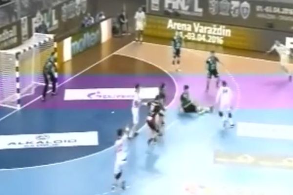 Koliki si majstor rukometa kada driblingom baciš protivnika na pod? (VIDEO)