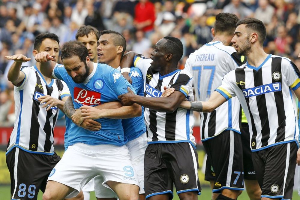 Napoli se oprostio od borbe za titulu: Makazice Bruna i glupost Iguaina slave se u Udinama i Torinu! (VIDEO)