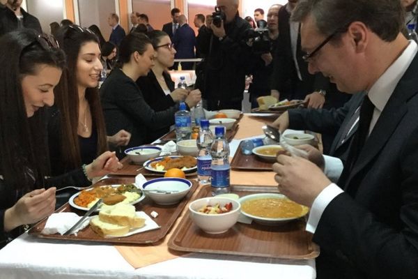 Vučić na Kosovu igrao šah i jeo pasulj sa studentima! (VIDEO) (FOTO)