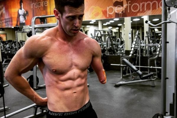 Rodio se bez jedne ruke, ali to ga nije sprečio da bude bodibilder! (FOTO)