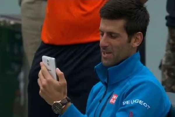 Pitali ste se šta je Nole snimao mobilnim posle pobede u Majamiju! Evo vam odgovora! (VIDEO)