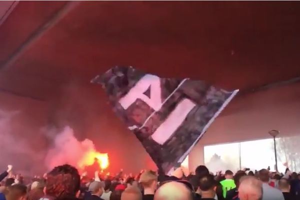 Veličanstveni oproštaj navijača Ajaksa od Krojfa: Bakljada i marš u čast legende! (VIDEO)