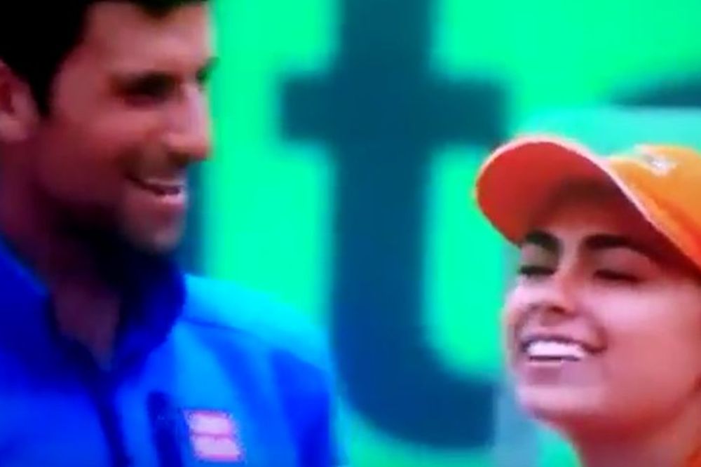 Novak je zagrlio skupljačicu loptica, a njena reakcija je neprocenjiva! (VIDEO)